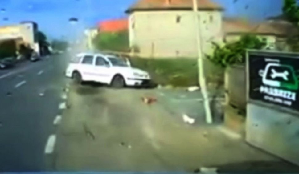 Un șofer s-a izbit cu maşina de un stâlp, la Cluj, după o depășire pe dreapta