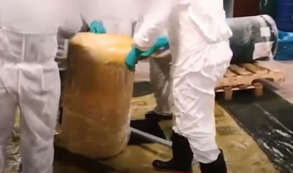 Tone de cocaină pură ascunsă de traficanţi în containere cu ananas congelat. Poliția de frontieră a intrat pe fir