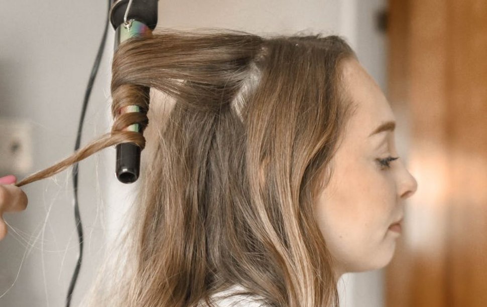 O femeie a fost nevoită să plătească o avere pentru a-și vopsi părul la un salon din Botoșani