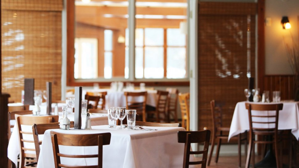 Restaurantele vor putea primi clienți în interior doar după 1 iulie - surse