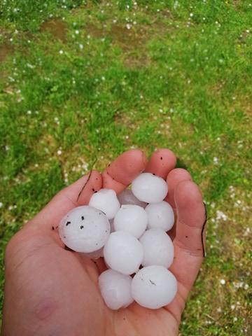 Fenomene meteo extreme. Grindină și rupere de nori în mai multe localități din țară 666975