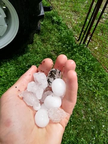 Fenomene meteo extreme. Grindină și rupere de nori în mai multe localități din țară 666977