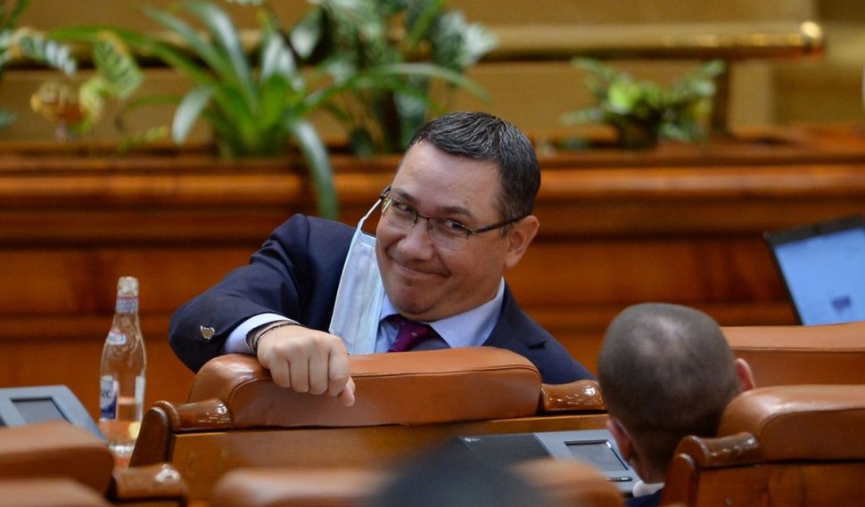 Ponta: Liderul USR, Dan Barna, s-a "predat" PNL pentru nişte funcţii călduţe şi sinecuri politice