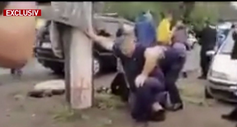 Polițist român, filmat cu genunchiul pe gâtul unui bărbat. Șeful Poliției cere anchetă după intervenție