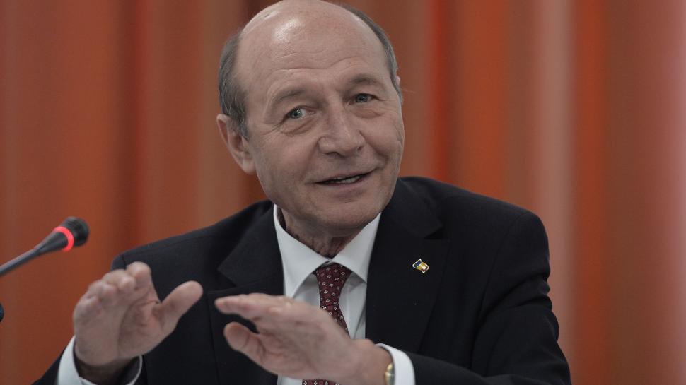 Traian Băsescu: Președintele Iohannis poate emite decret de stare de urgență