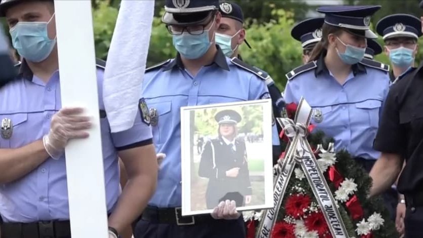 Ana Maria, polițista care a ars de vie în mașină, condusă pe ultimul drum cu onoruri militare (VIDEO)