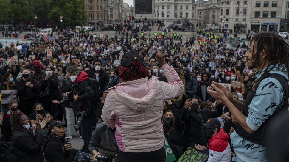 Incidente violente la Londra. Ciocniri între poliție, activiști de extremă dreapta și manifestanți antirasism