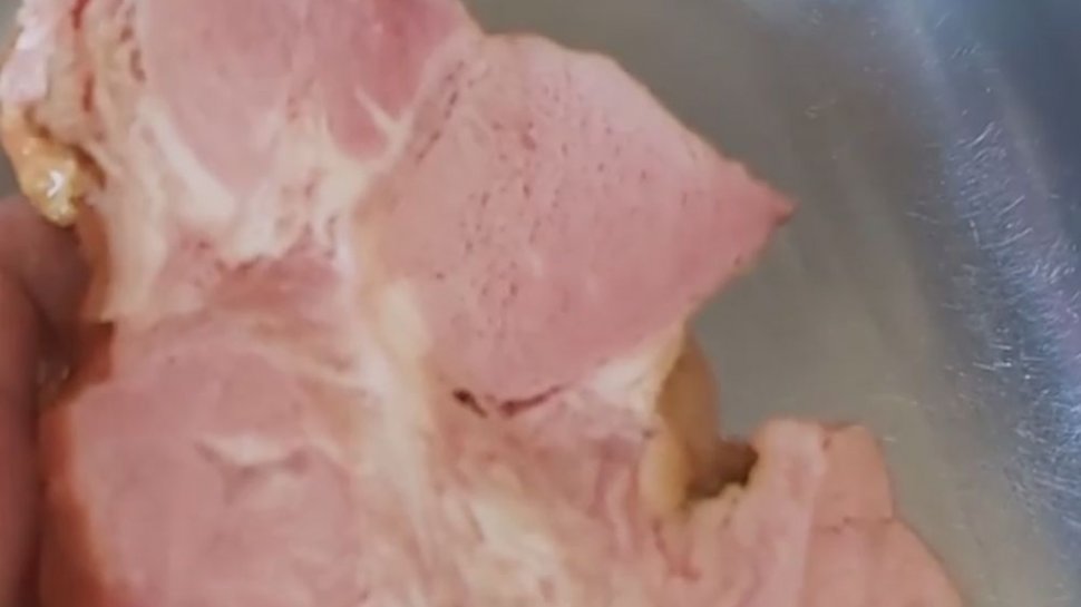 Și-a cumpărat o bucată de carne de la un magazin din Buzău, dar nu se aștepta nicio clipă la ce avea să urmeze (VIDEO)