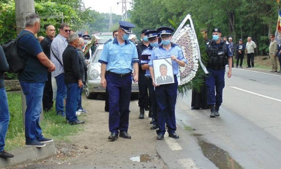 Polițistul Mihai Bara, care a murit ars de viu alături de colega sa, înmormântat cu onoruri militare. Sicriul a fost învelit cu drapelul României