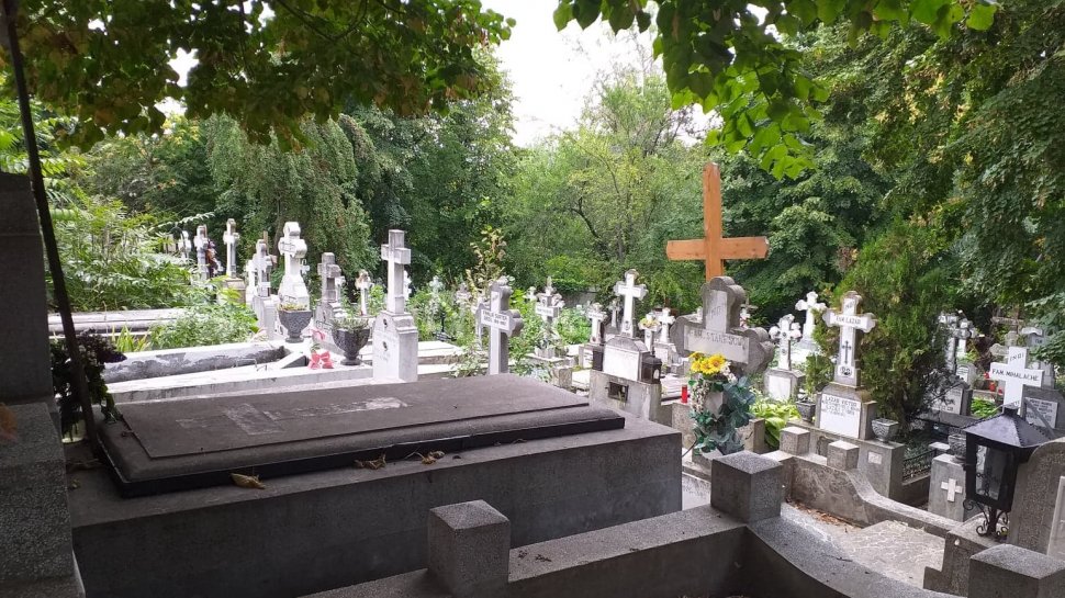 Un bărbat din Dâmbovița a murit în cimitir. Se chinuia să repare un cavou