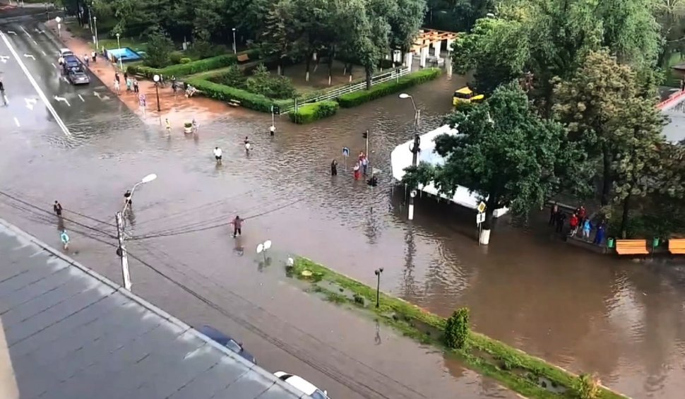 Zeci de case și instituții publice inundate, după o ploaie torențială care a paralizat orașul Slobozia