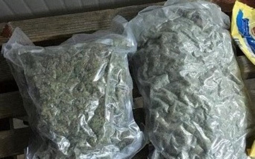 Un pasager dintr-un autocar a fost prins cu un kilogram de cannabis în bagaj