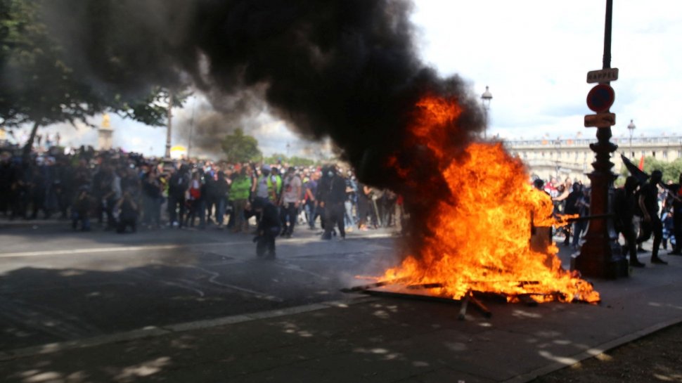 Confruntări violente între sute de protestatari și forțele de ordine pe străzile din Paris
