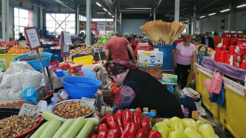 În plină stare de alertă, măştile de protecţie, purtate sub nas sau deloc în Piaţa Centrală din Giurgiu 668100