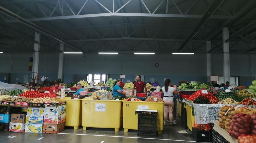 În plină stare de alertă, măştile de protecţie, purtate sub nas sau deloc în Piaţa Centrală din Giurgiu 668102