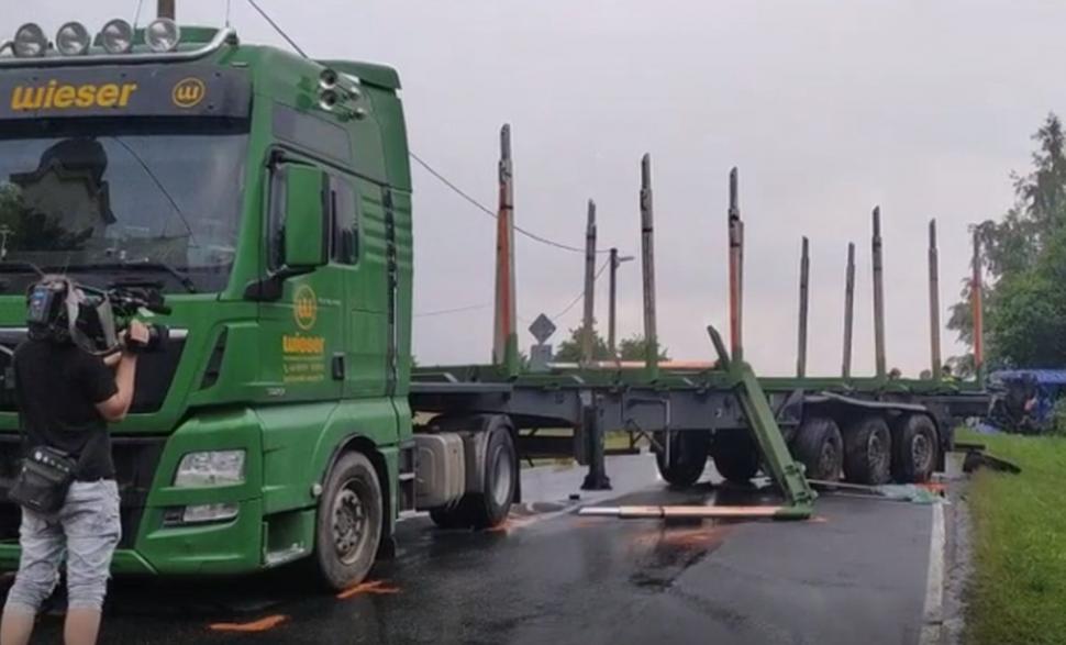Microbuz cu români, distrus în Cehia de un camion. O româncă a murit, iar alții șapte se luptă să supraviețuiască