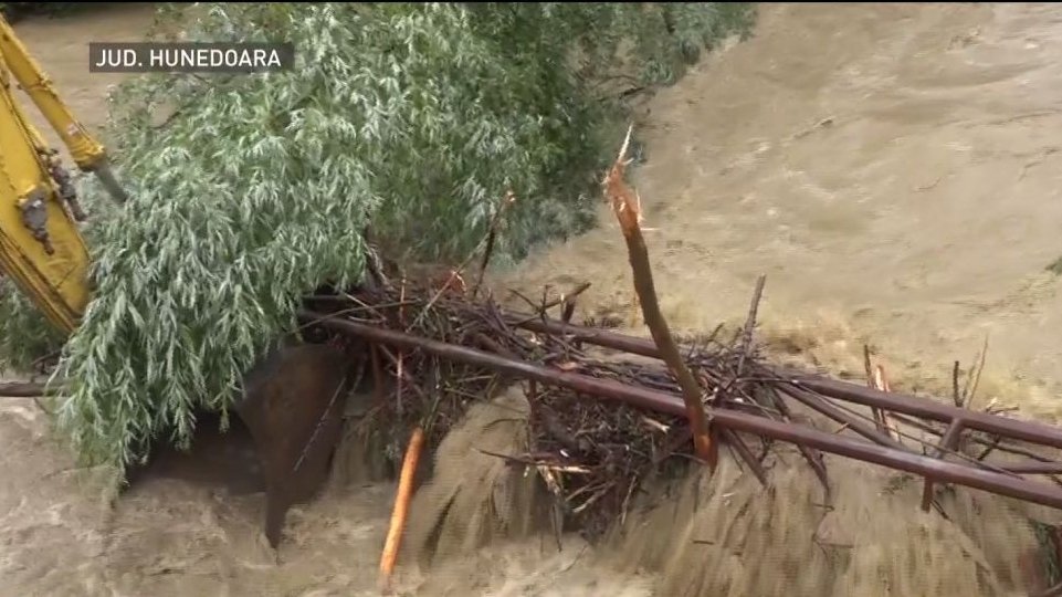 România, măturată de inundaţii! Norii au adus potopul în peste 20 de judeţe, unde a plouat cât pentru tot anul