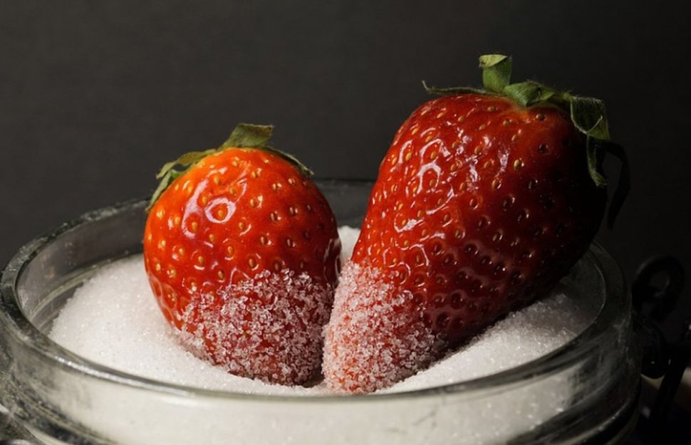 Nu mai mâncați căpșuni cu zahăr! Cercetătorii au descoperit ce probleme mari pot crea