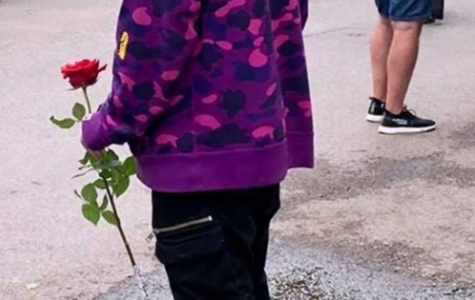 Ținea în mână un trandafir și aștepta ca iubita lui să iasă de la examen. Ce le-a spus prietenilor care îl însoțeau
