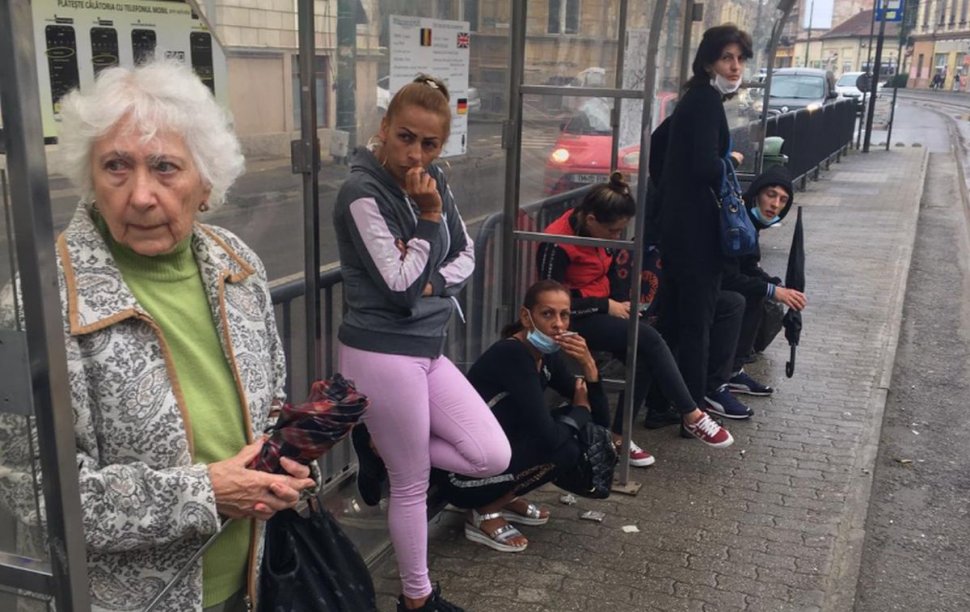Bătrână trântită pe jos de hoți, într-un tramvai din Timișoara