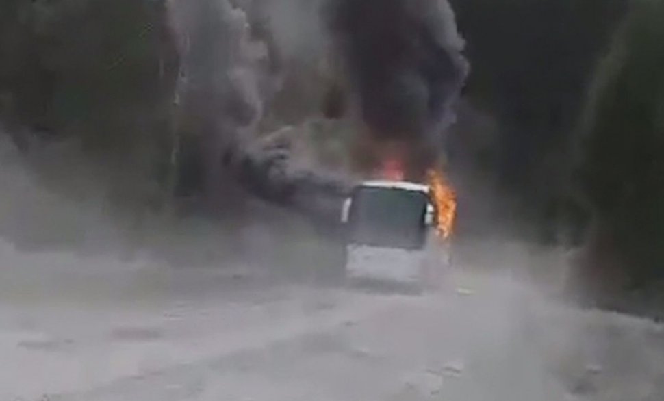Un autocar a luat foc în Azuga. Zeci de pasageri s-au autoevacuat