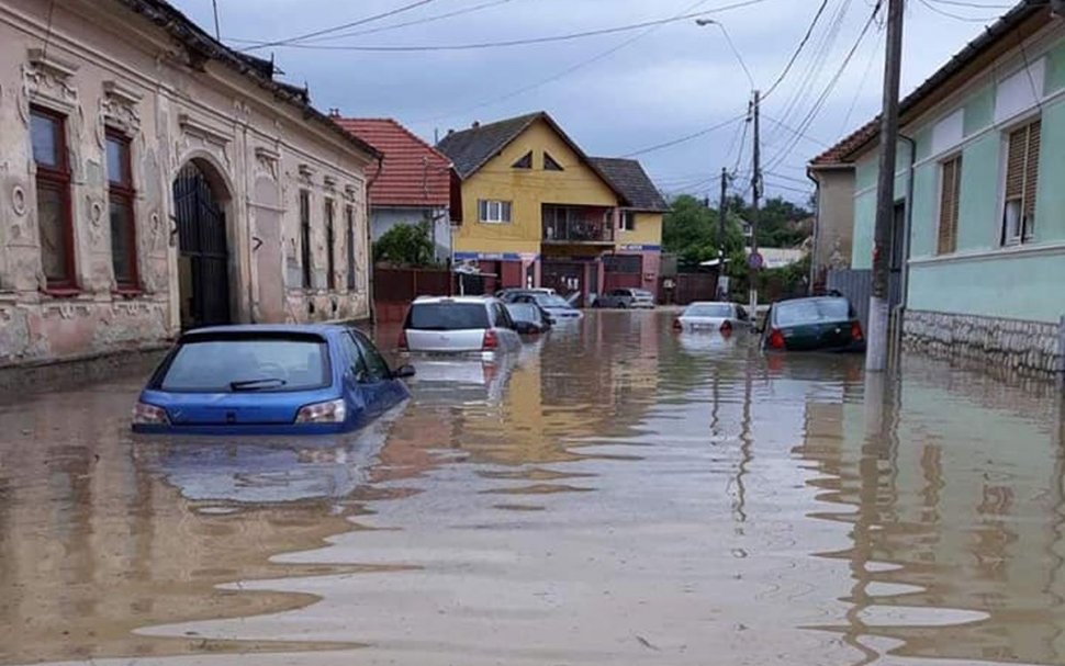 Potop, în mai multe zone din ţară. Maşini acoperite de ape şi case fără acces, pe o stradă din Alba (Foto)
