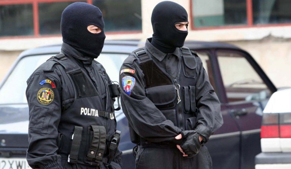 Zeci de mascați din cadrul Poliției au fost trimiși în izolare, după ce un coleg a fost confirmat cu coronavirus