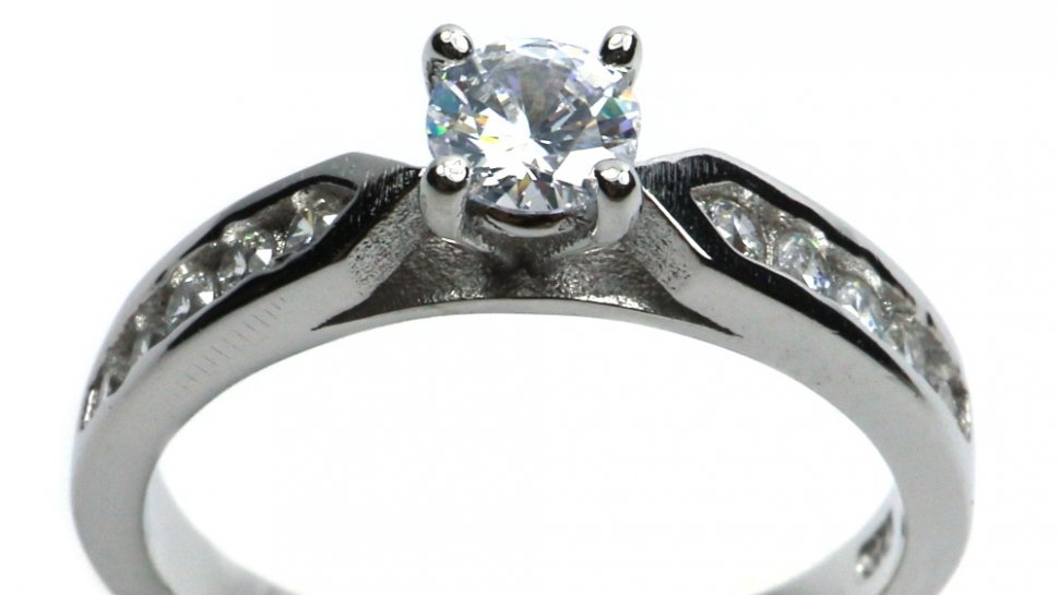 Un inel argint cu piatra de logodna potrivit pentru femeia iubita: sfaturi si idei!