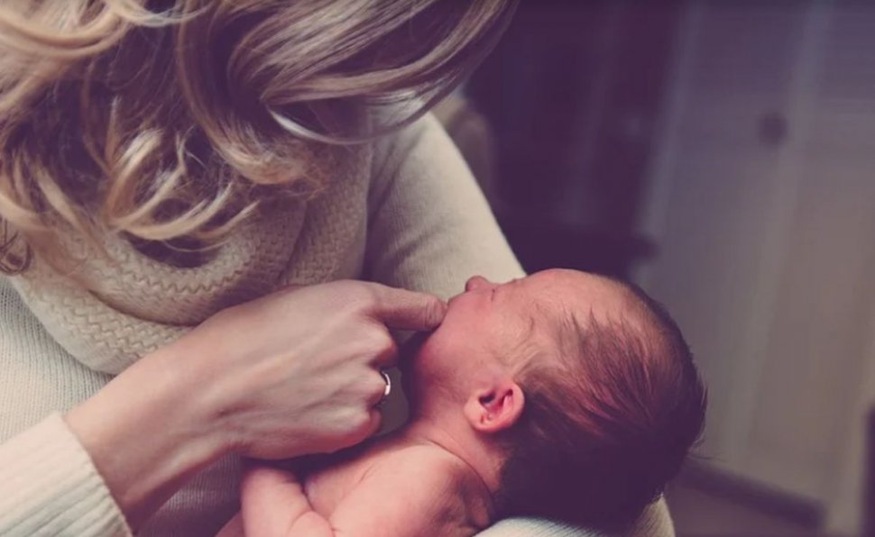 O femeie a născut în parcarea spitalului o fetiță perfect sănătoasă. Imagini cu puternic impact emoțional