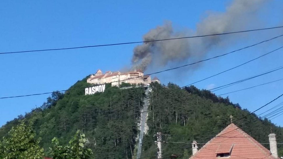 Arde Cetatea Râșnov: Turiștii au fost evacuați