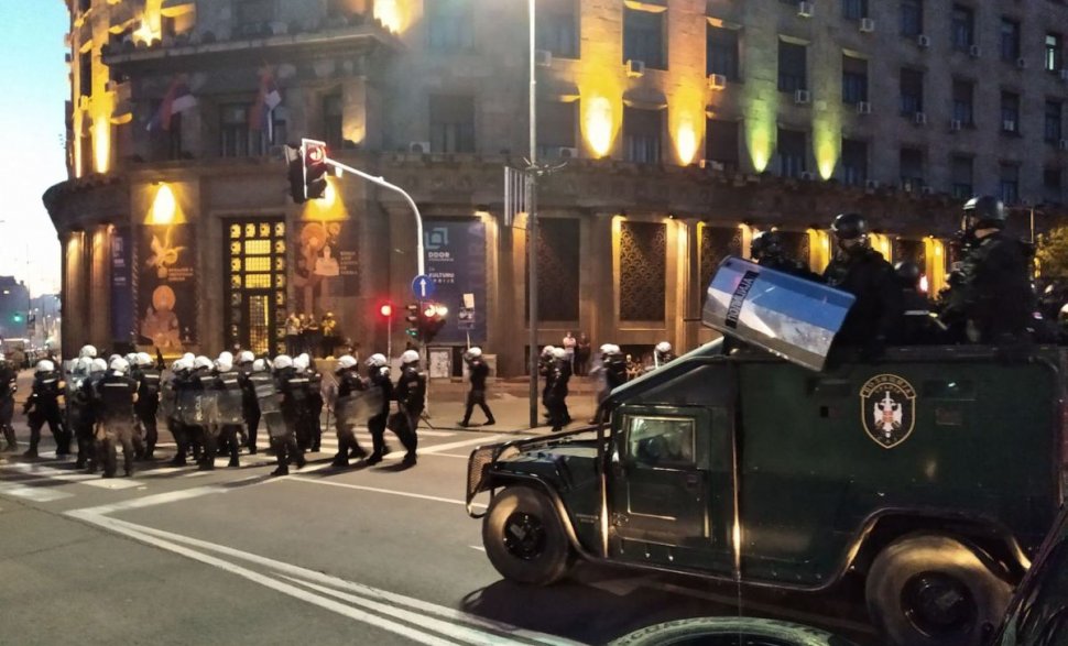 Proteste de amploare în Serbia, după reinstaurarea stării de urgență. Manifestanții violenți au reușit să intre în Parlament