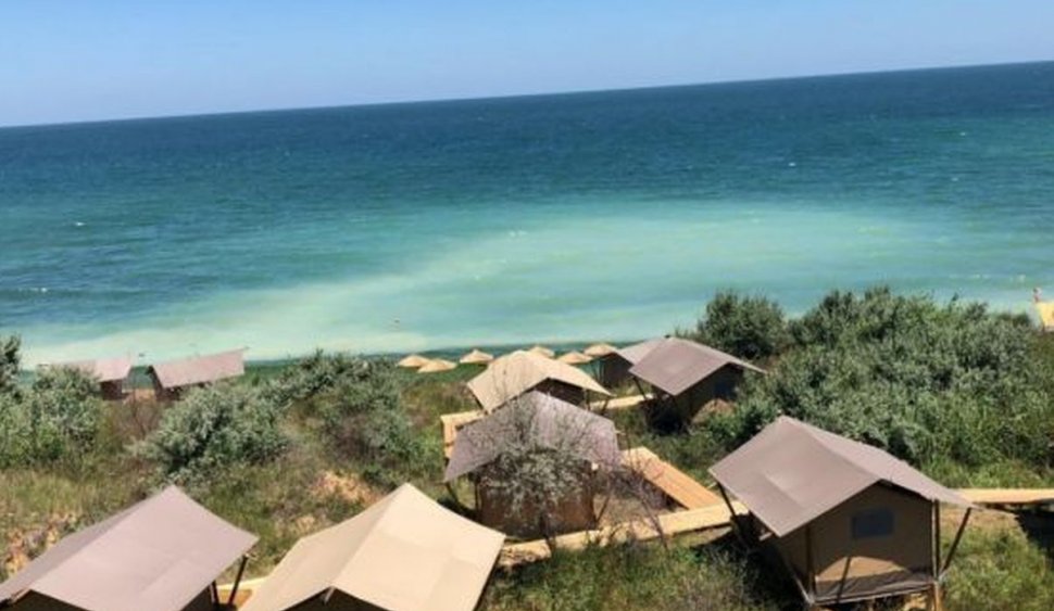 E haos pe plaja ”sălbatică” de la Tuzla. Autoritățile au găsit haznale lângă izvoarele de apă ”potabilă”