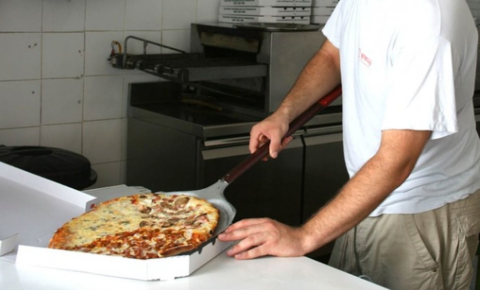 Doi puști din Sălaj au comandat pizza și au fost reținuți imediat după ce le-a venit mâncarea. Motivul pentru care au ajuns după gratii
