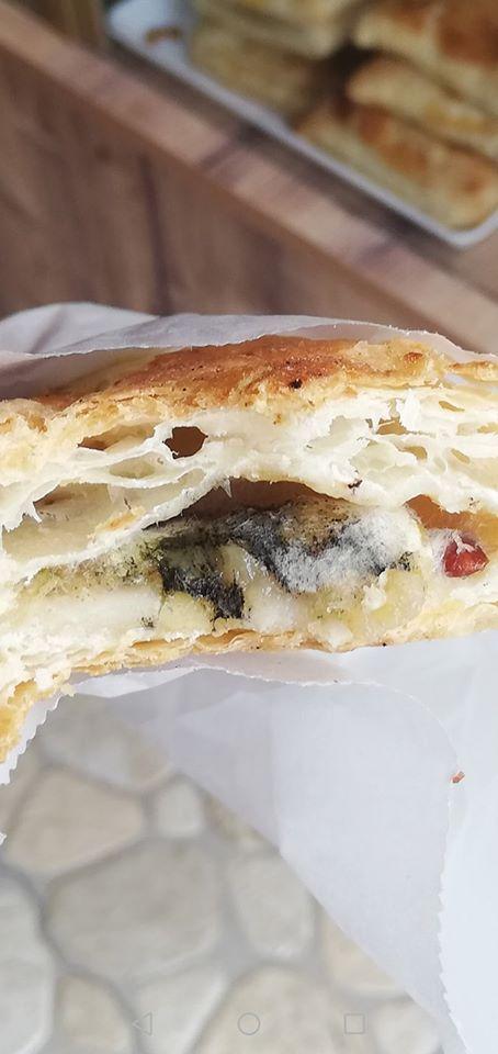 Ce a găsit o femeie din Bucureşti în merdeneaua din care mâncase. "Evitaţi! Pateu cu mere `proaspăt` cu ... !" 671264