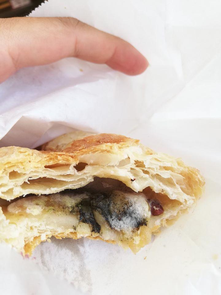 Ce a găsit o femeie din Bucureşti în merdeneaua din care mâncase. "Evitaţi! Pateu cu mere `proaspăt` cu ... !" 671265