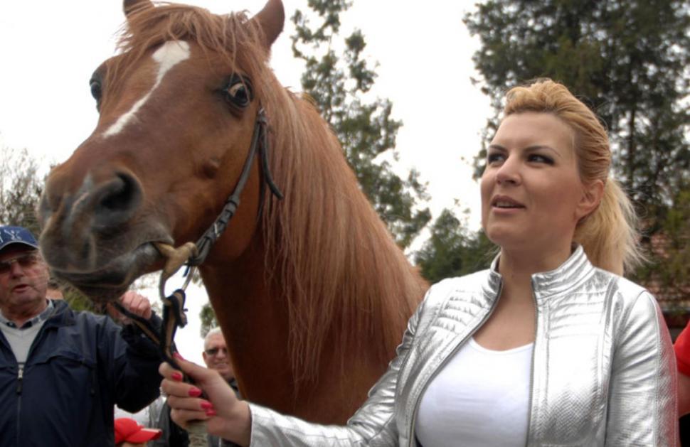 De nerecunoscut! Cum arăta Elena Udrea în tinerețe. Era brunetă și avea părul creț - Galerie FOTO 671334