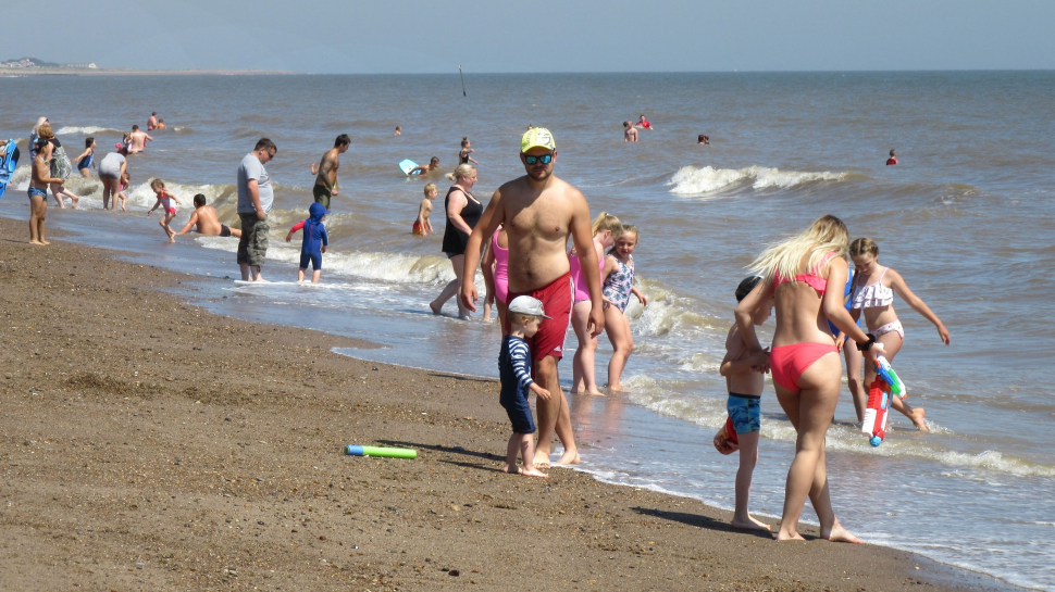 Masca de protecție a devenit obligatorie și pe plajă. Ce amendă iau cei care nu respectă legea