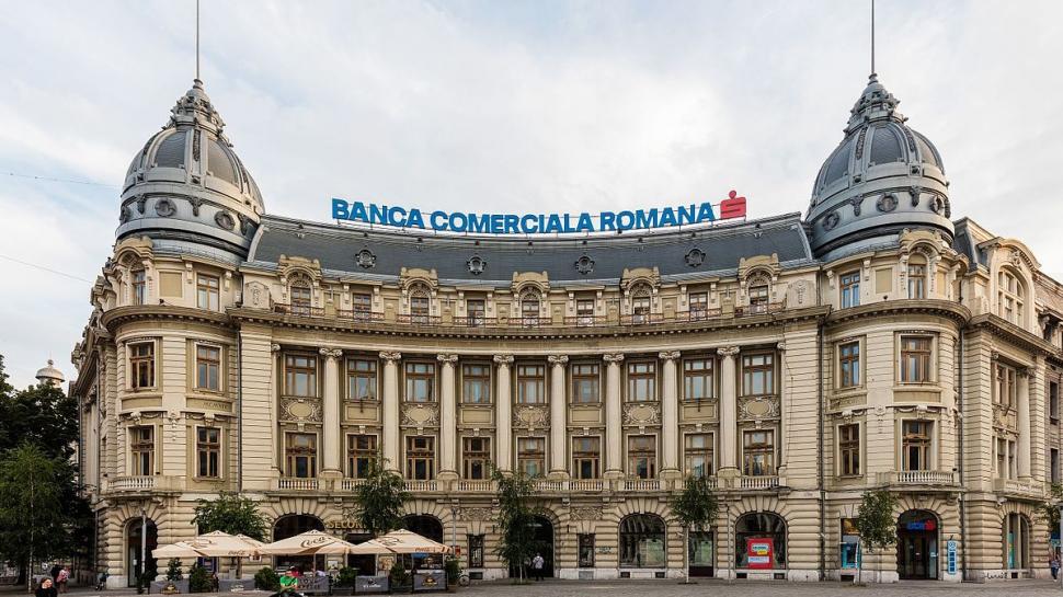 BCR, anunț important pentru români! Nu vă veți putea folosi cardurile în acest interval