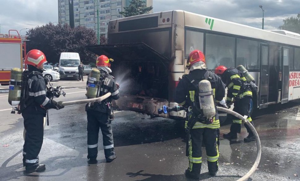 Momente de panică în fața gării din Brașov! Un autobuz plin cu pasageri a luat foc