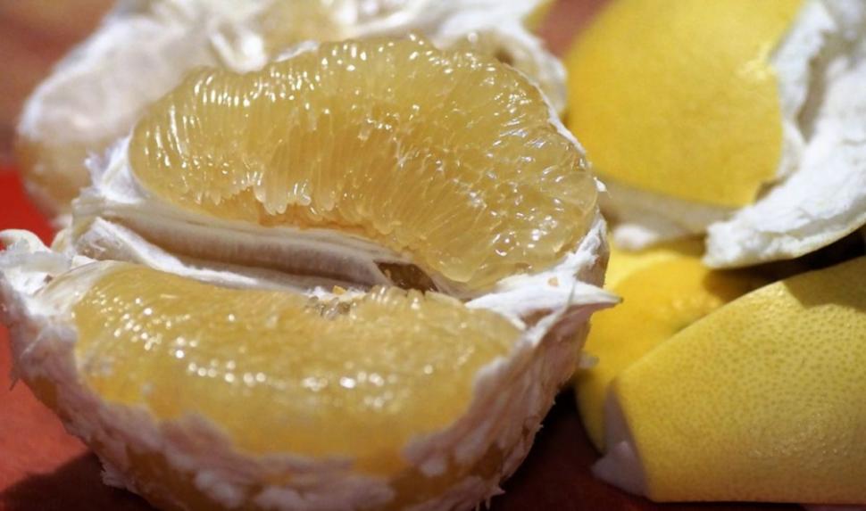 Adevărul despre pomelo. Ce conține, de fapt, acest fruct delicios