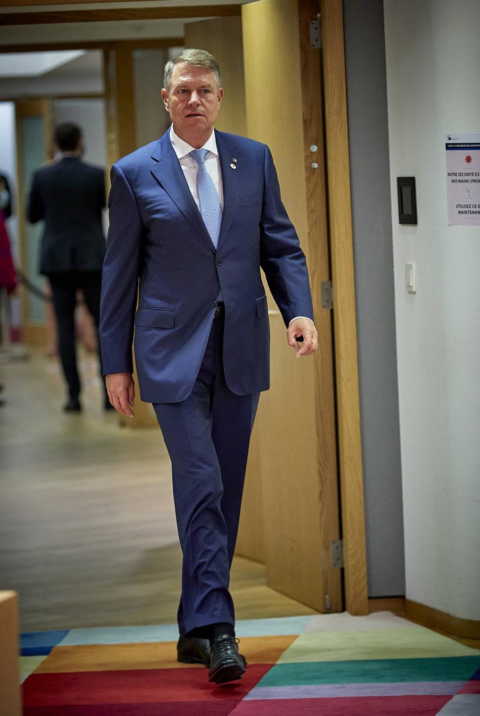 Cum a fost surprins preşedintele Iohannis, la summitul UE de la Bruxelles. Sigurul fără mască - GALERIE FOTO 671980