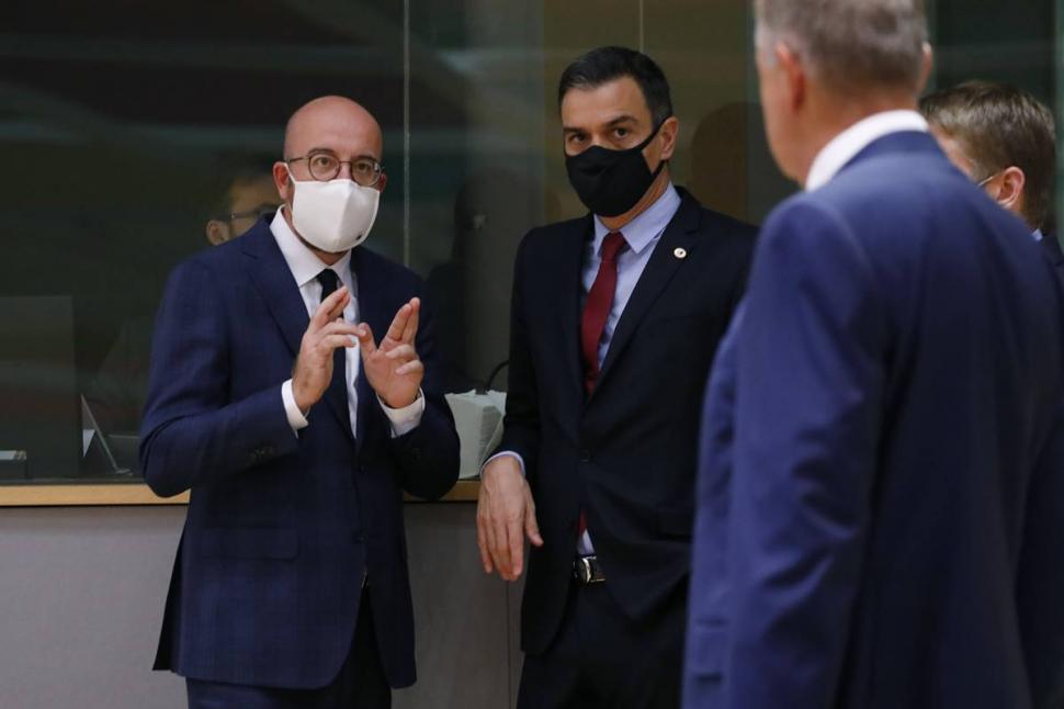 Cum a fost surprins preşedintele Iohannis, la summitul UE de la Bruxelles. Sigurul fără mască - GALERIE FOTO 671981