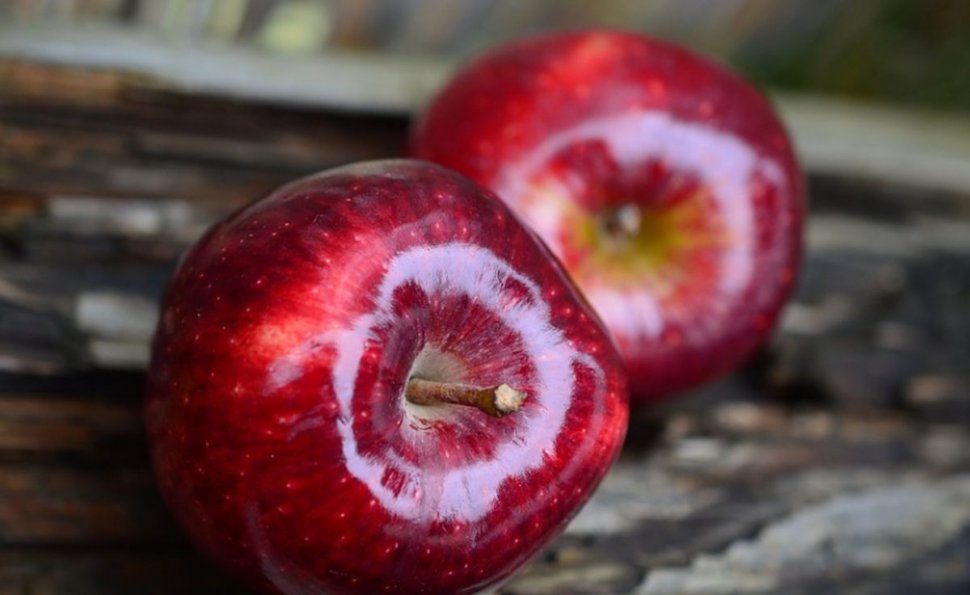 Pericolul din fructele ”perfecte”. Atenție la merele din supermarketuri! Nu le mâncați dacă arată așa!