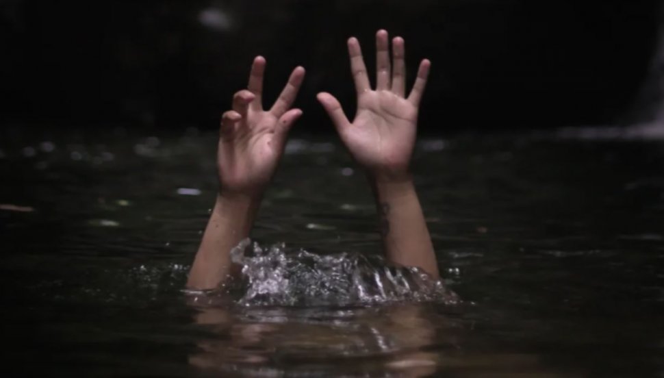 ”A ieşit viu din apă, dar apoi a murit!” Înecul pe uscat, fenomenul te poate ucide! Primele simptome