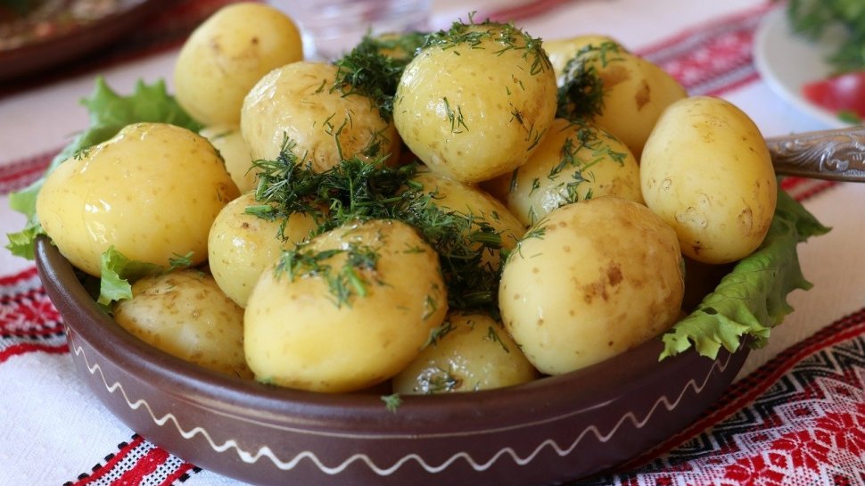 Cum gătești cartofii noi rapid și gustos. Rețetă ușoară de vară 