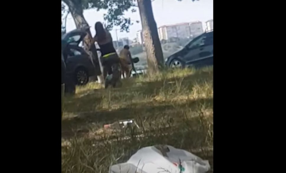 Scene șocante în Tulcea! O femeie s-a enervat și și-a trântit copilul de pământ în fața tuturor