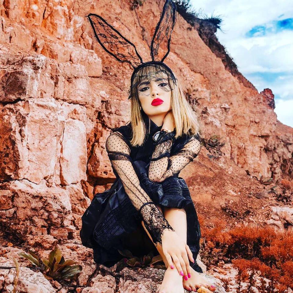 Vedetă Kanal D, concediată! Avea prea multe fițe. Își chema mereu mama la platou 672447