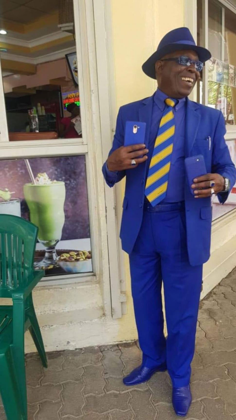 Fotografii virale cu cel mai stilat bărbat de culoare! Are sute de costume şi accesorii în cele mai vibrante culori 673020