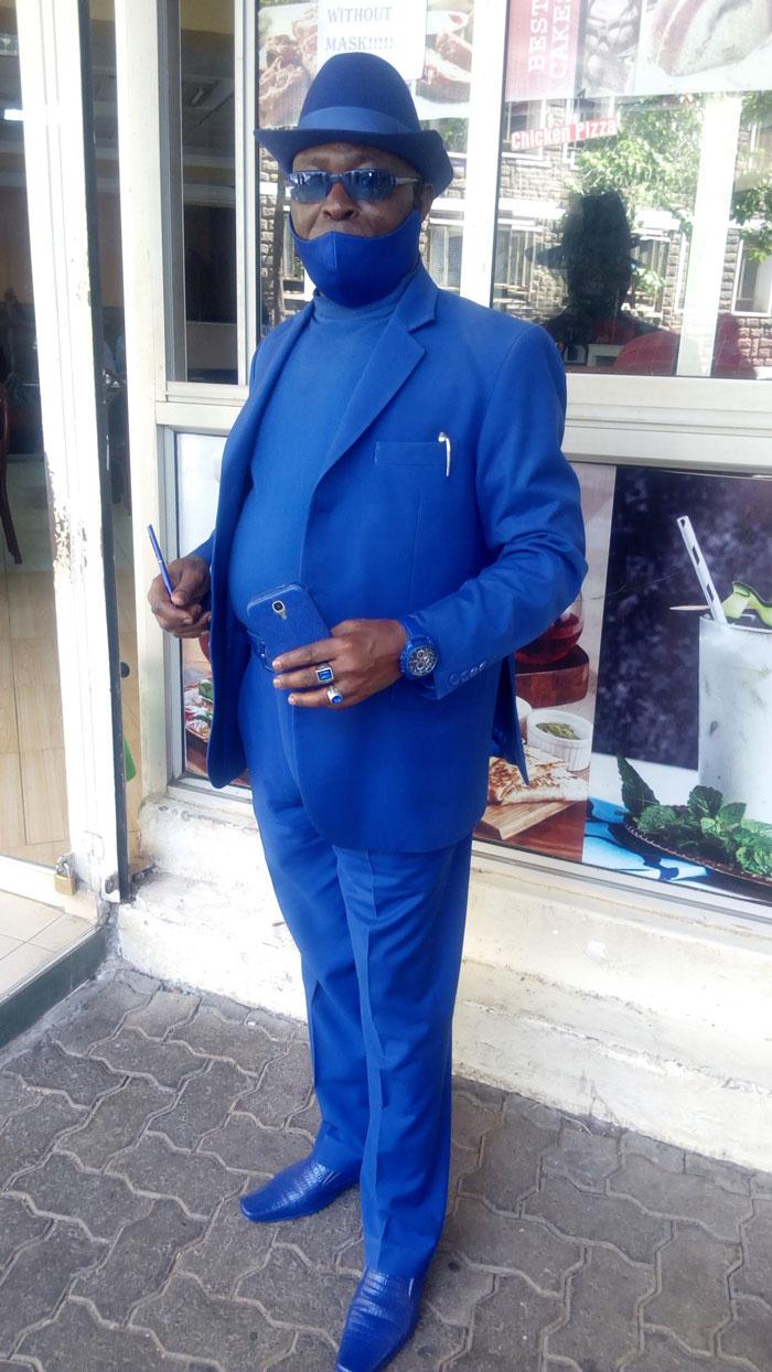 Fotografii virale cu cel mai stilat bărbat de culoare! Are sute de costume şi accesorii în cele mai vibrante culori 673027