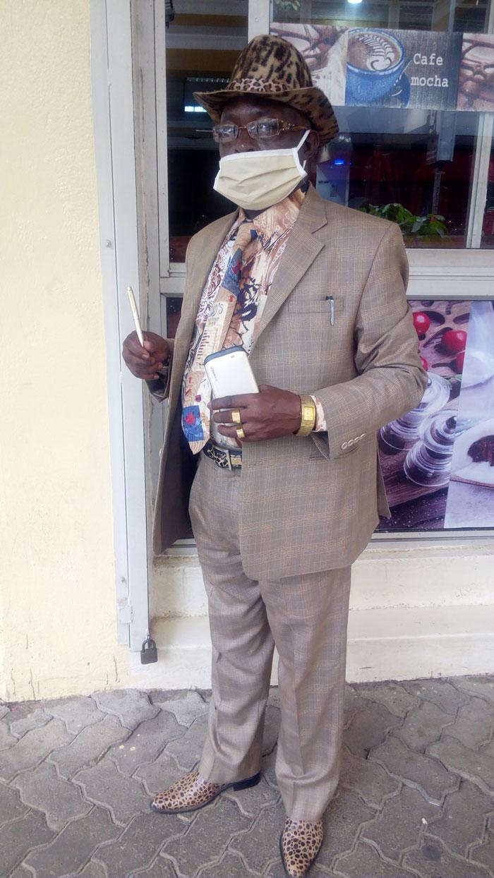 Fotografii virale cu cel mai stilat bărbat de culoare! Are sute de costume şi accesorii în cele mai vibrante culori 673030